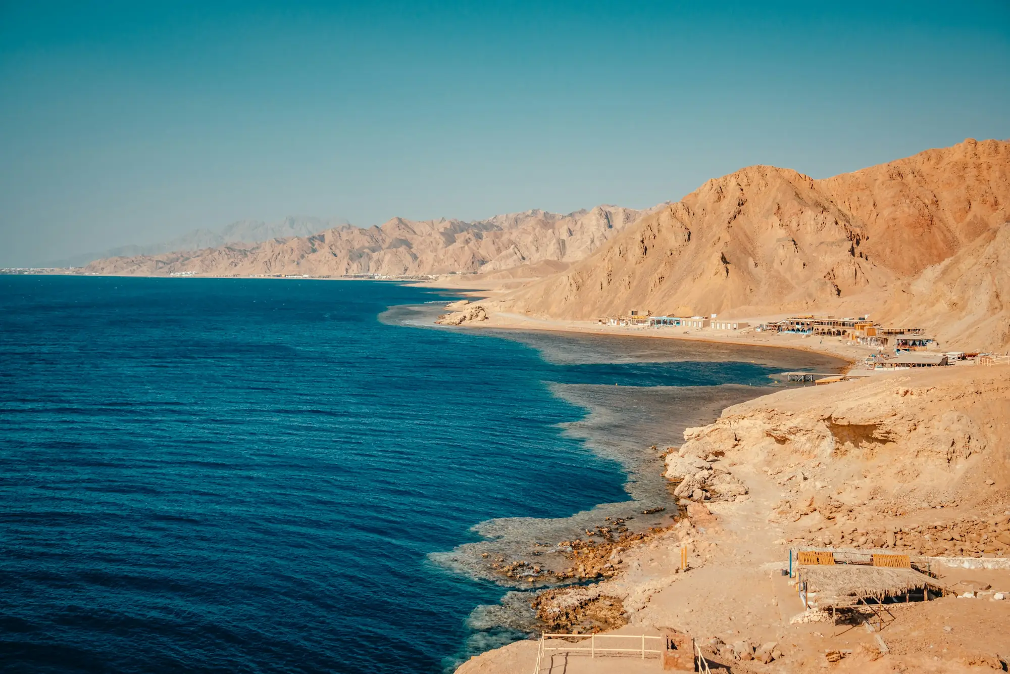 ساحل مدينة دهب وجبالها على خليج العقبة في جنوب سيناء