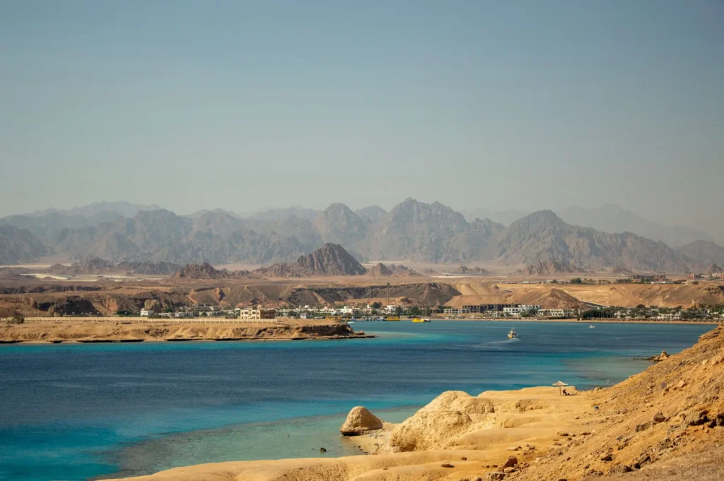 ساحل شرم الشيخ وخلفه جبال جنوب سيناء